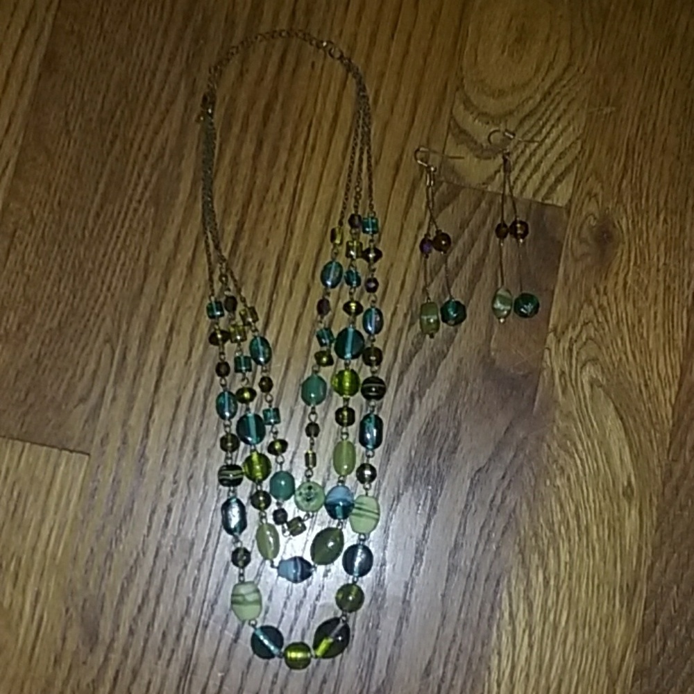 BEAUTIFUL necklace & matching earrings